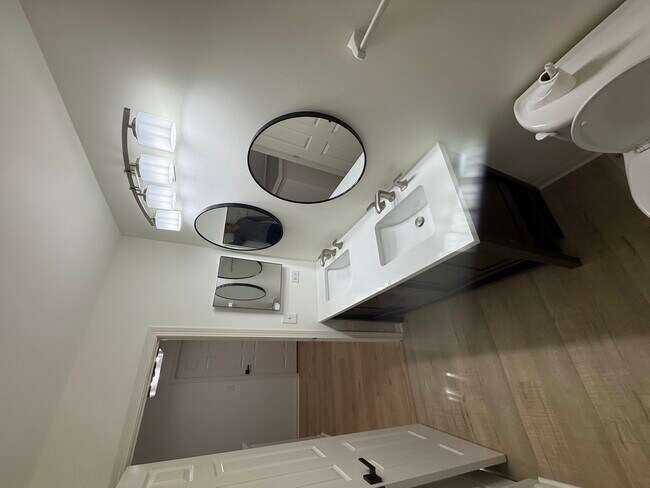 Building Photo - 1015 Bayhill Ln