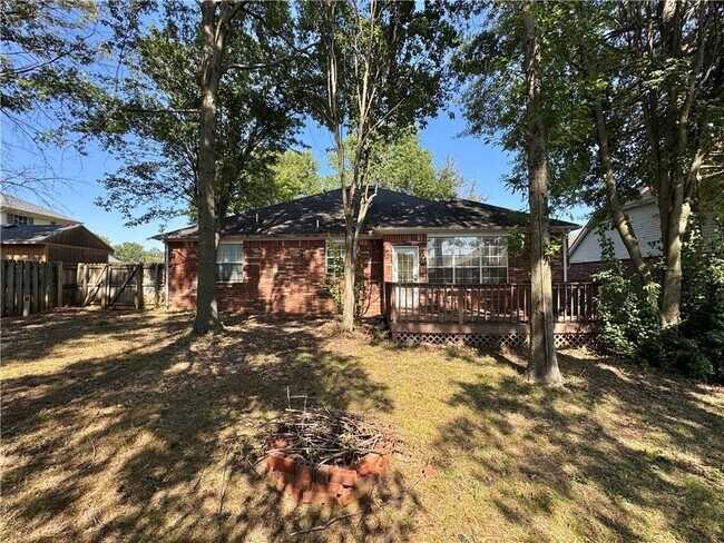 Building Photo - 3211 Dogwood View