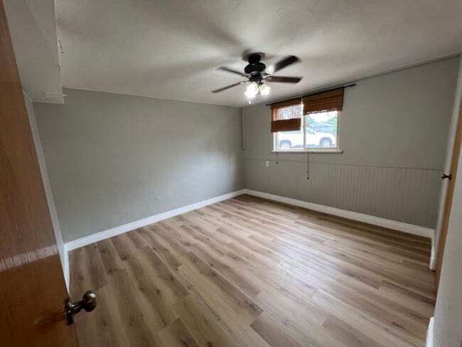 Building Photo - Gorgeous 2 Bedroom home close to Sloan's L...