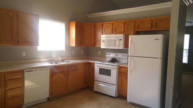 Building Photo - Southside Single Family Home Attached 2 Car Garage 3bd/2.5 Bath Romney Sub.