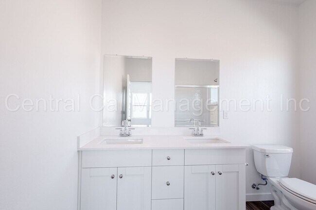 Building Photo - 4 Bedroom, 2 Bath Home with Solar in the Southwest - $2495 Per Month!