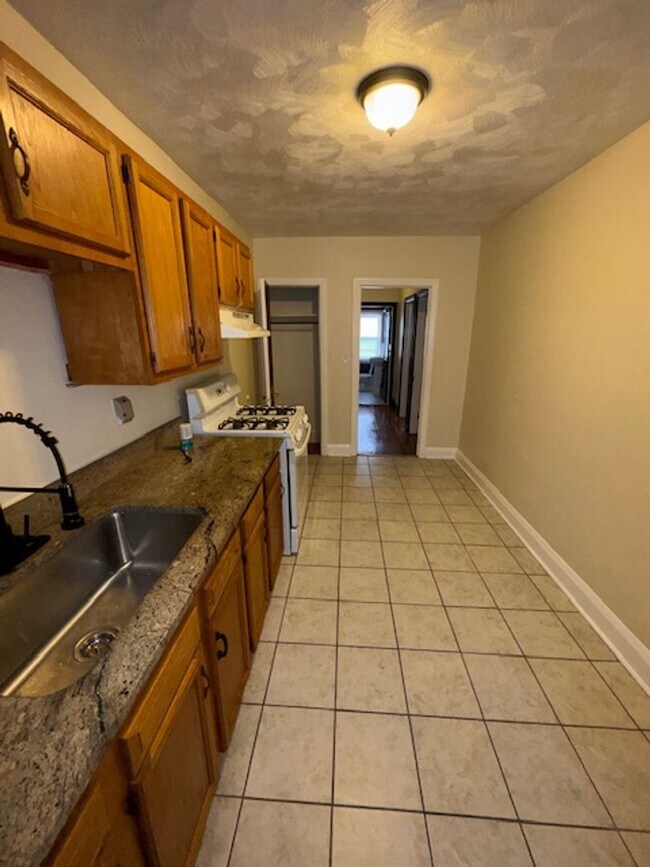 Building Photo - Charming 1 Bedroom Apt