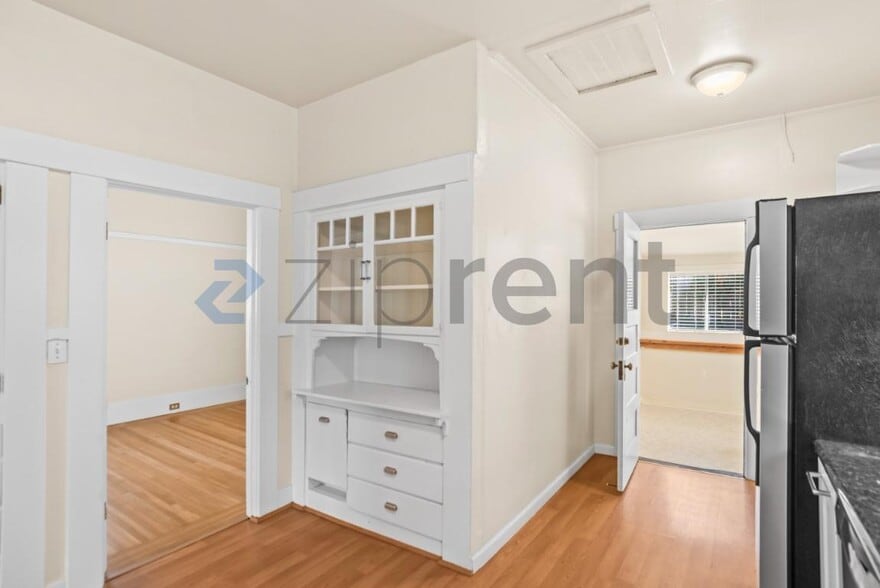 Building Photo - Unit