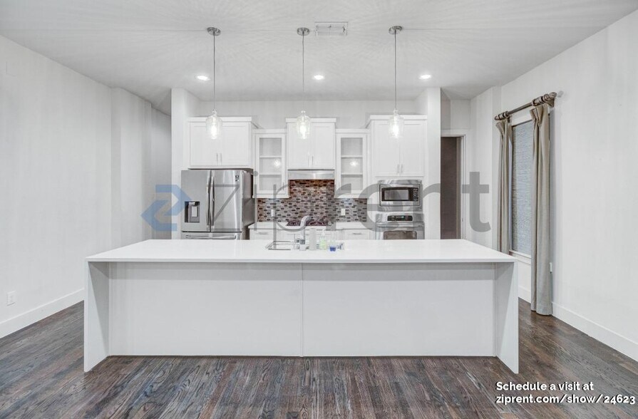 Building Photo - 3010 Zenia Dr