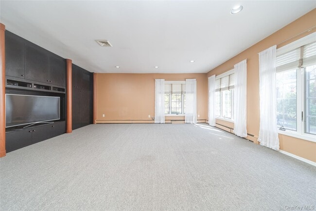 Building Photo - 143 Round Hill Rd