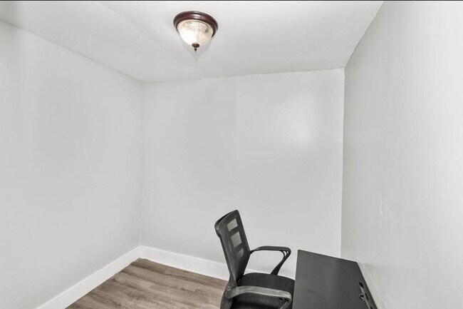 Building Photo - 2 Bed • 1 Bath • Central Location