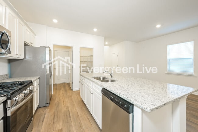 Building Photo - 2476 Lennox Rd SE