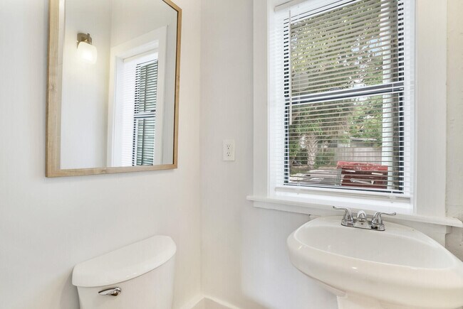 Building Photo - 413 36th St