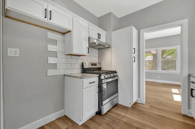 Building Photo - Cute 2 bedroom house near in a great neighborhood, close to shopping, restaurants, and easy highw...