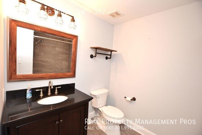 Building Photo - Beautifully Updated 3rd Floor Condo For Re...