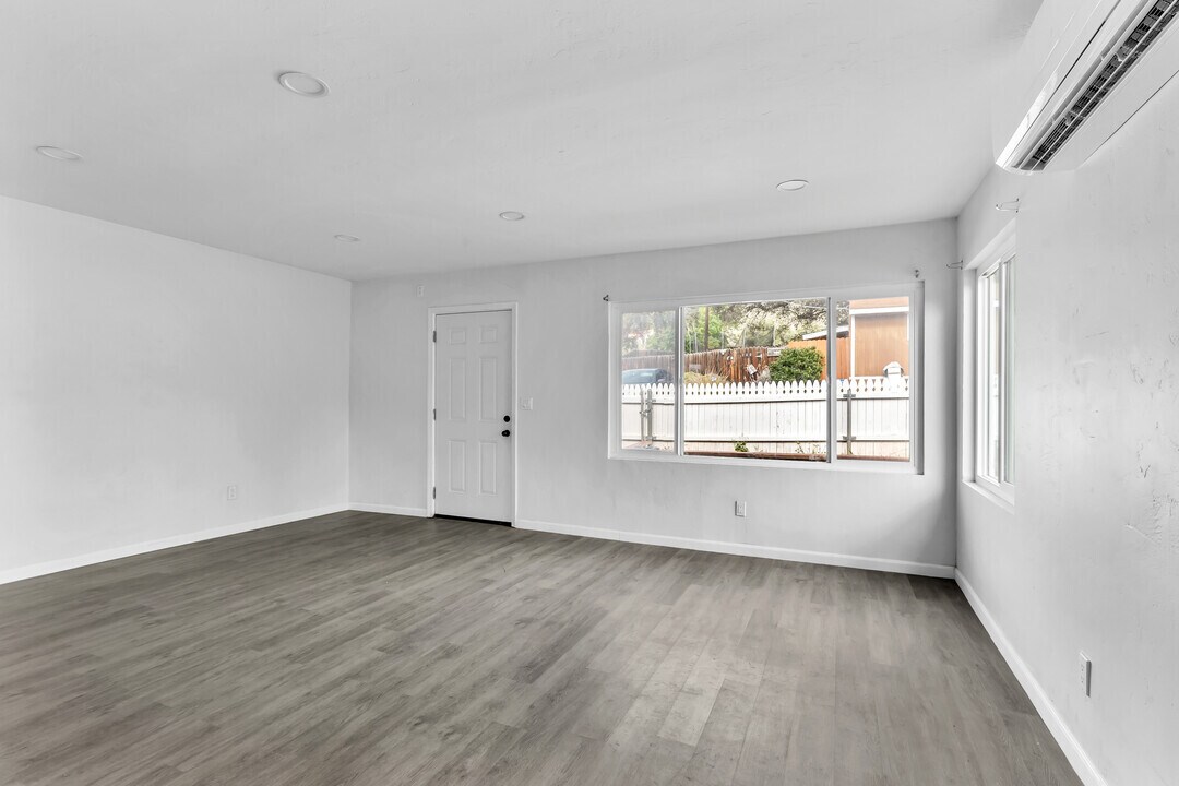 Building Photo - 1222 Willowside Ter