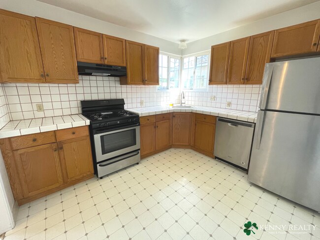 Building Photo - 3 Bedroom Home in Hayward