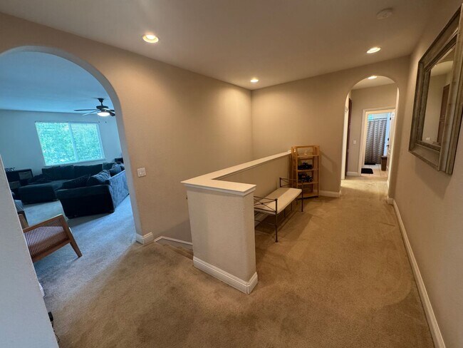 Building Photo - 5 Bed / 3.5 Bath | Elk Grove Single Family...