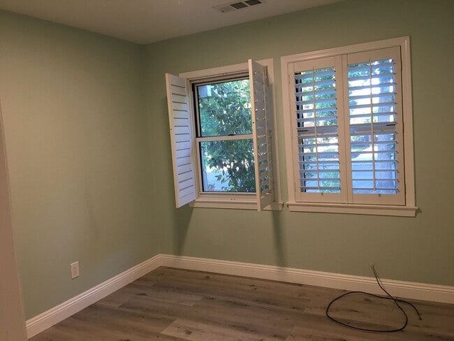 Building Photo - Inviting 3-Bed/2-Bath Home - Menlo Park