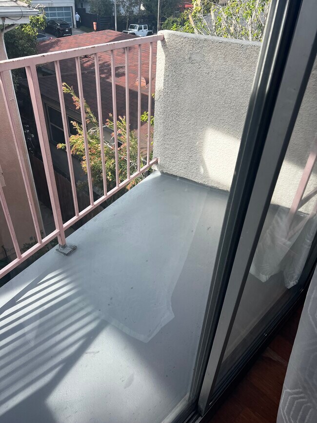 Main bedroom balcony - 640 Vernon Ave