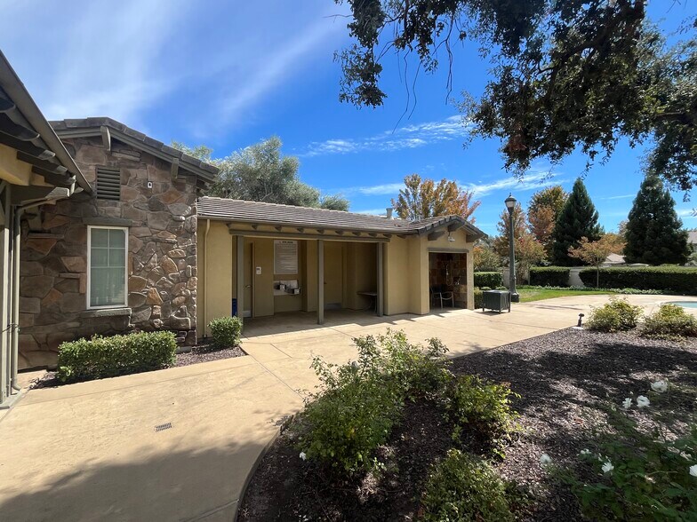 Building Photo - 400 Regatta Lane