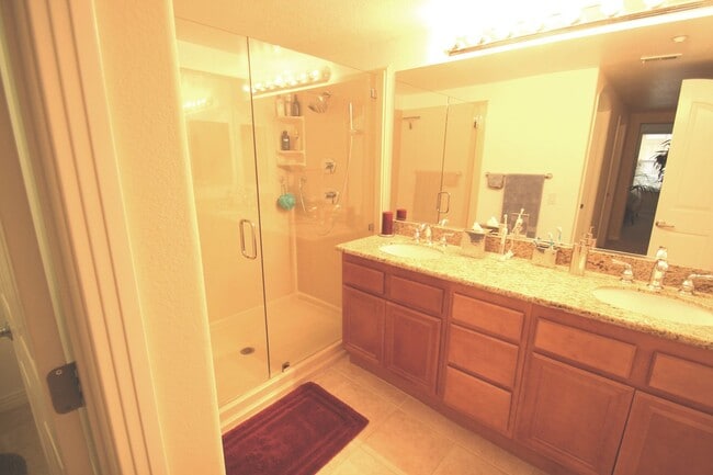 Building Photo - $1000 MOVE IN SPECIAL! Large, Updated 2 BD, 2 BA Condo w/ EV CHARGING