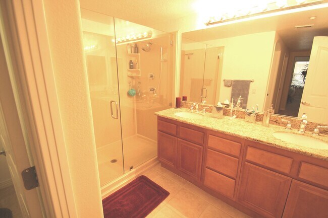 Building Photo - $1000 MOVE IN SPECIAL! Large, Updated 2 BD, 2 BA Downtown Condo - Parking Included!