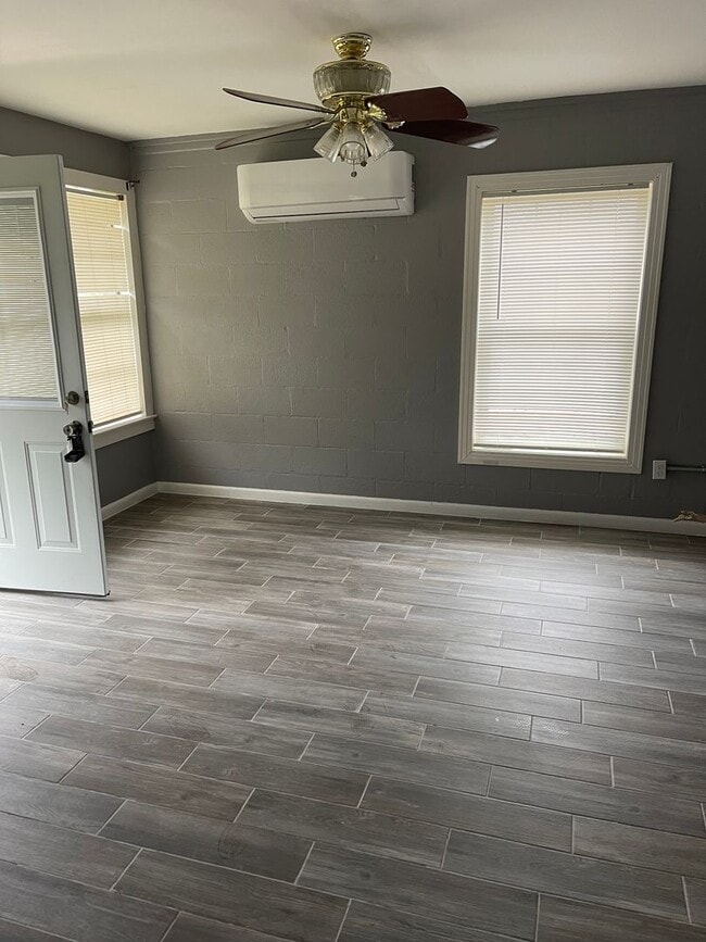 Building Photo - Cute 2/1 House in West Lampasas