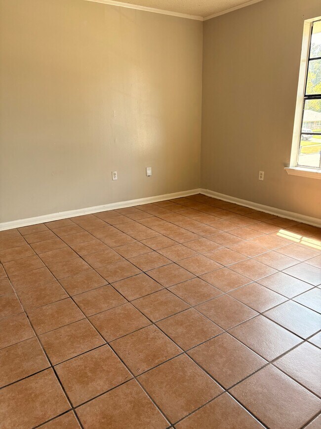 Building Photo - 1510 La Annie Dr