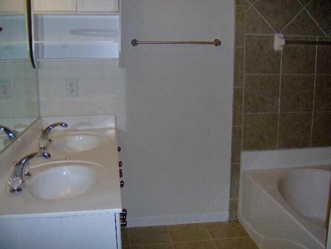 Building Photo - Acworth Town Home