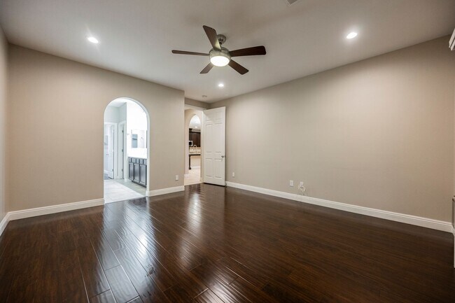 Building Photo - Single Story w/ duel primary suites gated ...