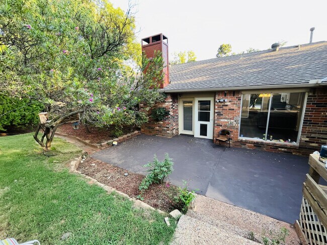 Building Photo - 909 E 13th St