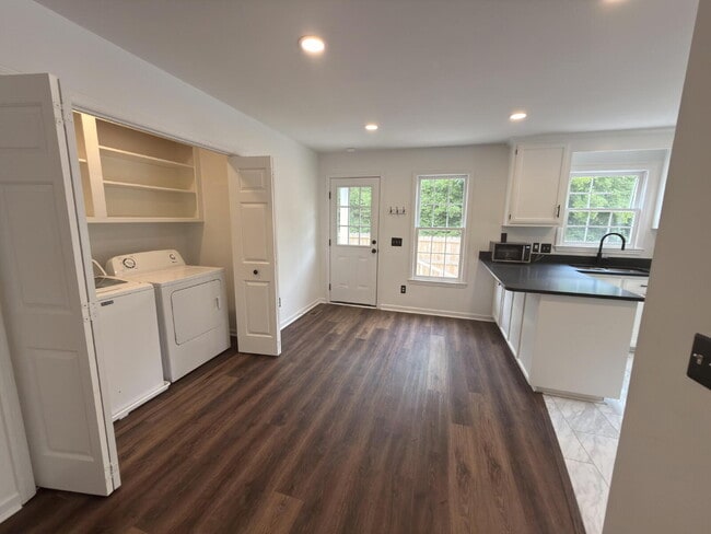 Building Photo - Move-In ready-Rosewood 3BR w/ Fenced Yard + Pet Friendly