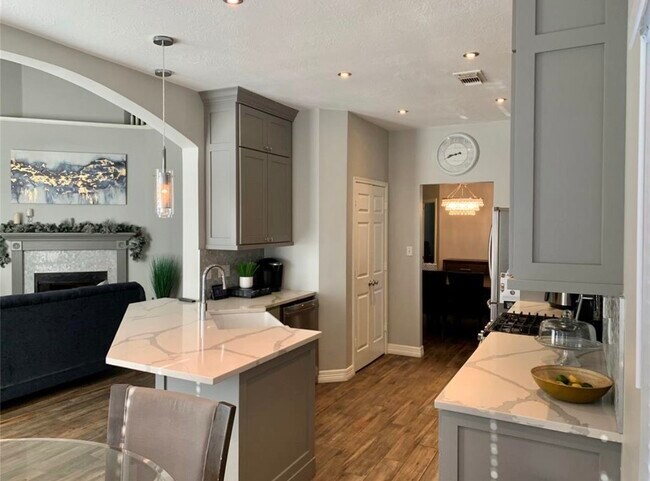 Building Photo - 10918 S Falls Terrace