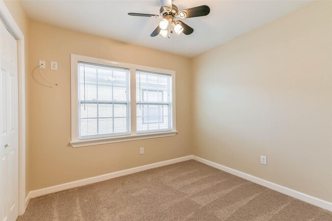 Building Photo - 11 Lyncrest Dr