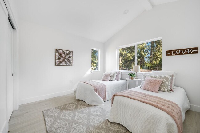 Building Photo - Beautiful Brand New 2bed 2.5bath Seattle H...