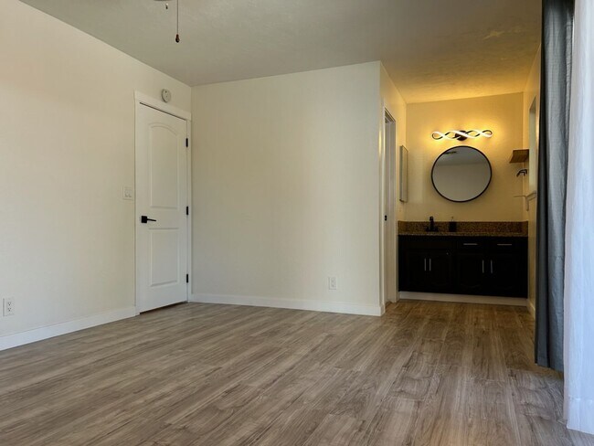 Building Photo - Please contact Vaughn Realty to set up an ...