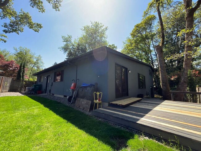 Building Photo - Midcentury modern 4-bedroom, 3-bathroom ho...