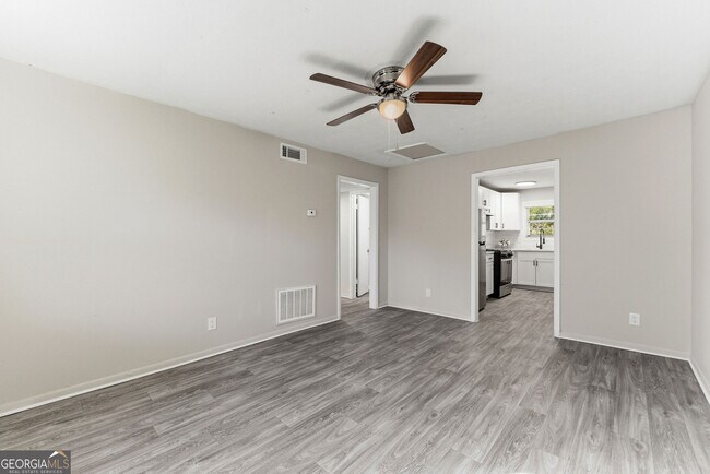 Building Photo - 558 College St