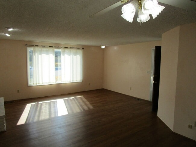 Building Photo - 3 Bedroom, 2 Bathroom Home near Middle Sch...