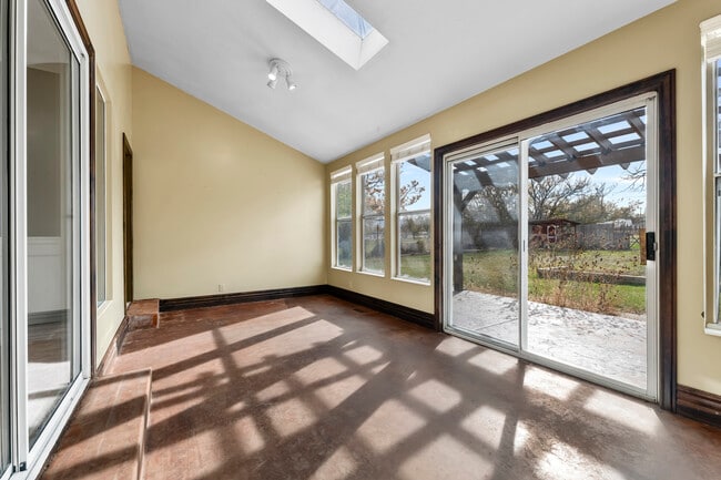 Building Photo - 283 W Clark St