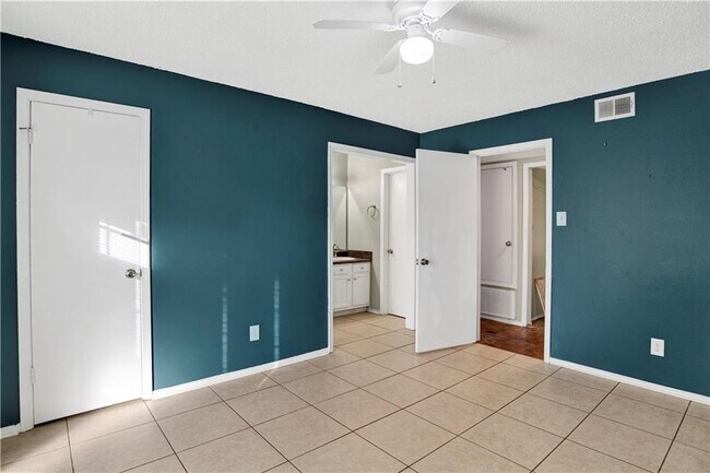 Building Photo - 5900 Grelot Rd