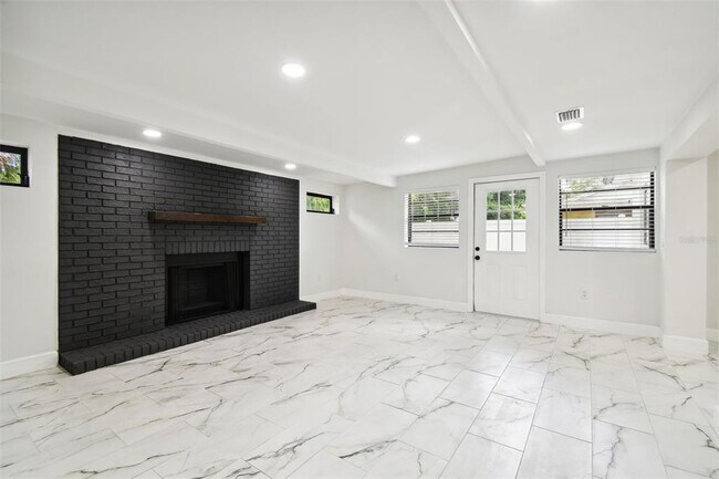 Building Photo - 4910 N Darby Ave