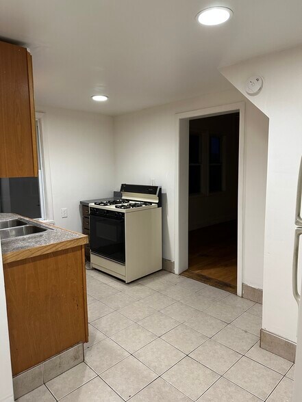 Building Photo - 2007 Broadway St