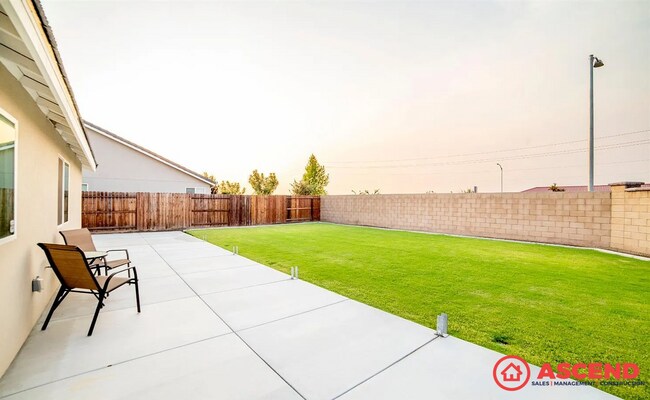 Building Photo - Modern 3 Bed / 2 Bath Home in Bakersfield – Garage + Full Appliance Package