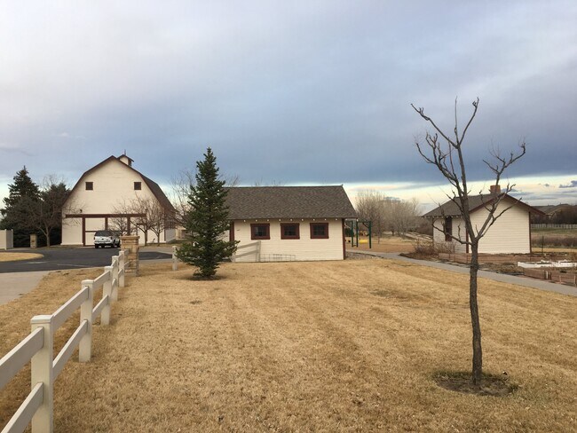 Building Photo - 2803 Kansas Dr