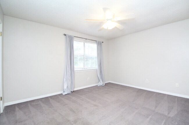 Building Photo - Updated 2BR/1.5BA End-Unit Townhome Near N...
