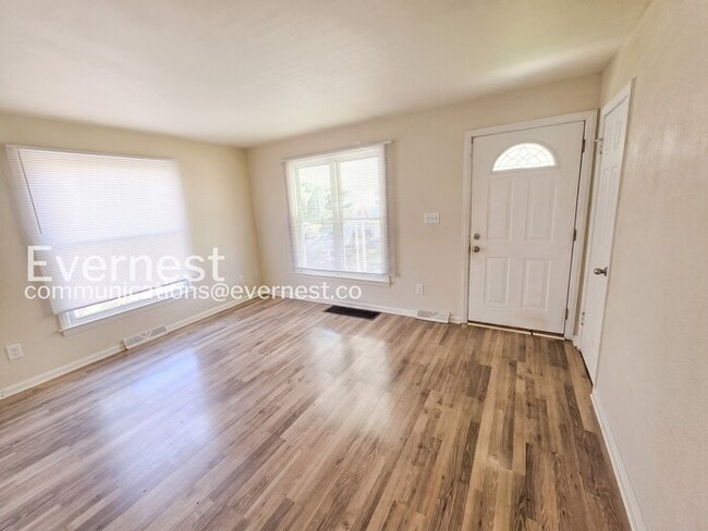 Building Photo - 3 Bed/2.5 Bath Home with Detached Garage / Pet-Friendly / Vouchers Accepted / Available Now!