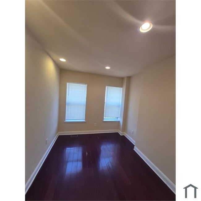 Building Photo - 2214 N Bouvier-