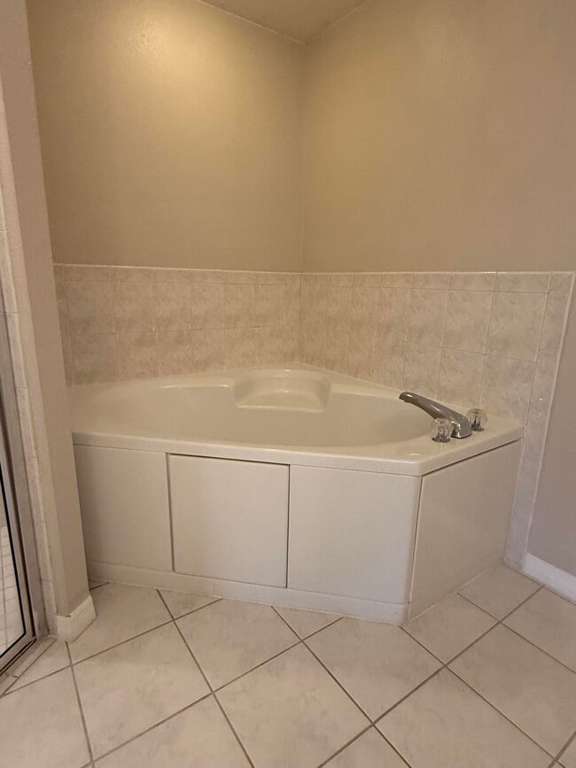 Building Photo - 1739 N Dovetail Dr