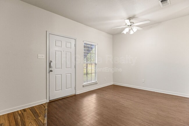 Building Photo - 2100 Breezy Dr