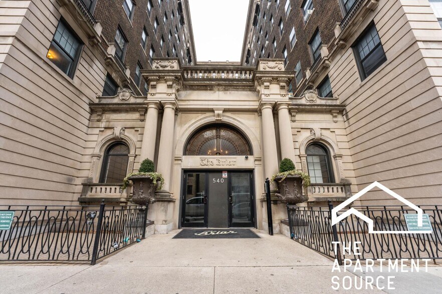 Building Photo - 540 W Briar Pl