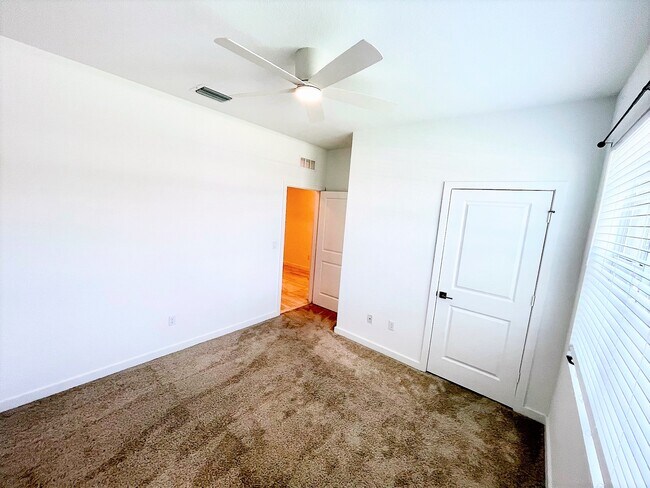 Building Photo - 2951 NE Breezeway Cir