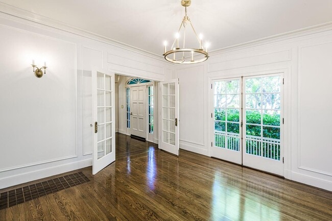 Building Photo - 719 W Poplar Ave