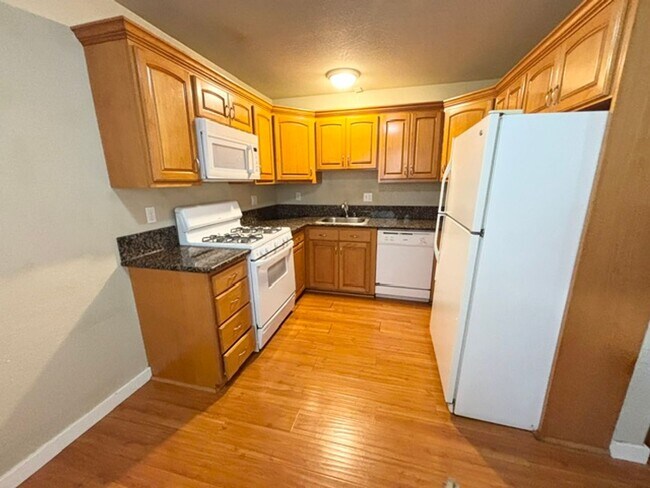 Building Photo - Charming 3 bed / 1 bath Apartment by Downtown